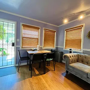 Sweet Home With Ample Parking Only 2Mins To Freeway Holiday home